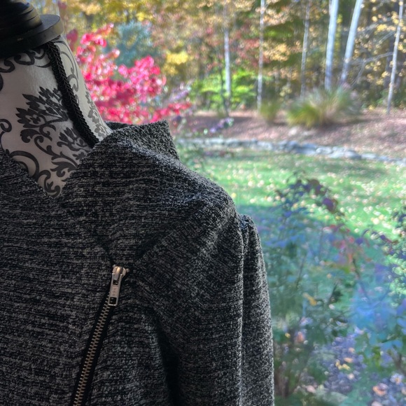 Pre-loved Banana Republic crop tweed jacket. Black and gray shimmery material. - Picture 10 of 14